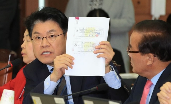 자유한국당 장제원 의원이 19일 오전 서초구 서울고등검찰청에서 열린 국회 법제사법위원회의 서울고등검찰청, 서울중앙지방검찰청 등에 대한 국정감사에서 윤석열 서울중앙지검장에게 질의하고 있다. 이날 장 의원은 윤 지검장의 장모가 사기 혐의가 있음에도 수사가 제대로 진행되고 있지 않다며 윤 지검장의 배후 의혹을 제기했다.