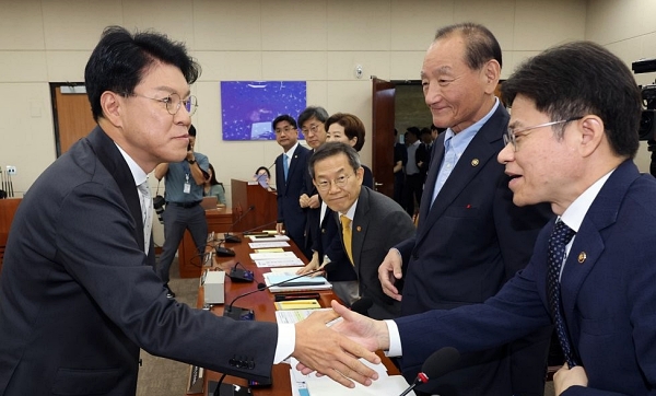 26일 국회 과학기술정보방송통신위원회 전체회의에서 장제원 위원장이 국무위원들과 인사하고 있다. 오른쪽부터 유국희 원자력안전위원회 위원장, 김효재 방송통신위원장 직무대행, 이종호 과학기술정보통신부 장관 (사진=연합뉴스)