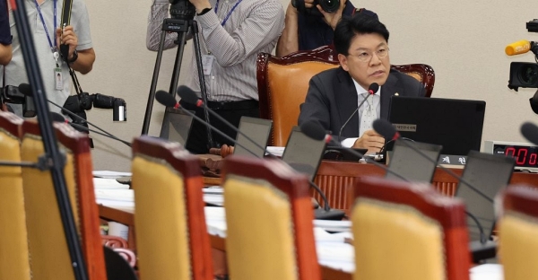 26일 국회 과학기술정보방송통신위원회에서 장제원 위원장이 전체회의를 진행하고 있다. 야당 의원들은 불참했다 (사진=연합뉴스)