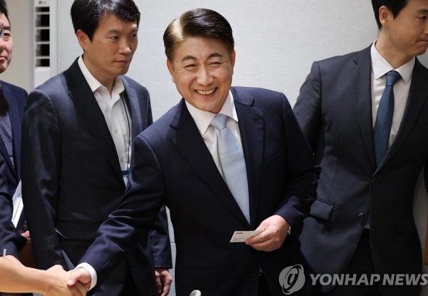 방송통신위원장 후보로 지명된 이동관 대통령 대외협력특보(오른쪽 두번째)가 28일 서울 용산 대통령실 청사 브리핑룸에서 인사말을 마친 뒤 밝은 표정으로 기자들과 인사하고 있다 (사진=연합뉴스)