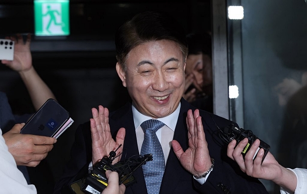 이동관 방송통신위원장 후보자가 1일 오전 청문회 준비 사무실이 마련된 경기도 과천시의 한 오피스텔 건물로 출근, 취재진 질문에 답하고 있다 (사진=연합뉴스)