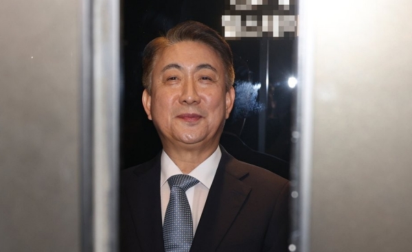 이동관 방송통신위원장 후보자가 1일 오전 청문회 준비 사무실이 마련된 경기도 과천시의 한 오피스텔 건물로 출근, 승강기에 오르고 있다 (사진=연합뉴스)