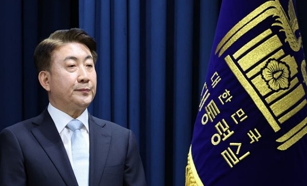 방송통신위원장 후보로 지명된 이동관 대통령 대외협력특보가 지난달 28일 서울 용산 대통령실 청사 브리핑룸에서 인사말을 하기 위해 잠시 대기하고 있다 (사진=연합뉴스)