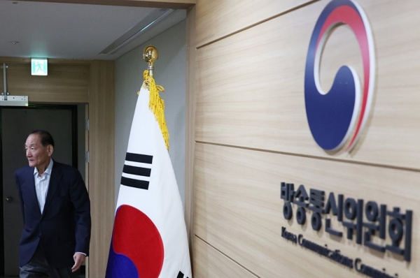 방송통신위원회 전체회의에 김효재 방송통신위원장 직무대행이 참석하는 모습 (사진=연합뉴스)