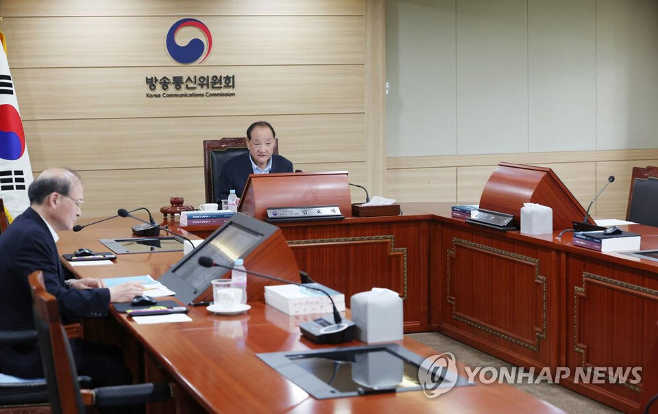  9일 정부과천청사 내 방송통신위원회에서 열린 전체회의에서 김효재 위원장 직무대행이 발언하고 있다.현재 방통위는 여권에서 추천한 김 직무대행과 이상인 위원(왼쪽), 야권 추천인 김현 위원 3인 체제로 운영되고 있다. 김현 상임위원은 이날 입장을 밝히고 회의에 불참했다 (사진=연합뉴스)