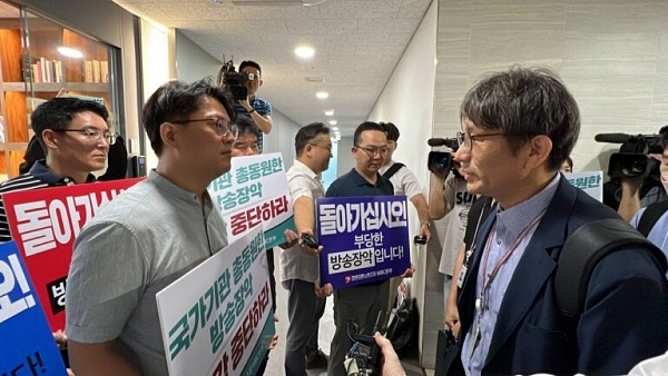 방송통신위원회는 4일 MBC 대주주 방송문화진흥회에 대한 실지 검사·감독에 나섰다. 김성환 방통위 지상파정책과장(오른쪽)과 이호찬 전국언론노동조합 MBC본부장이 방문진 앞에서 대치 중이다. (사진=전국언론노동조합 MBC본부)