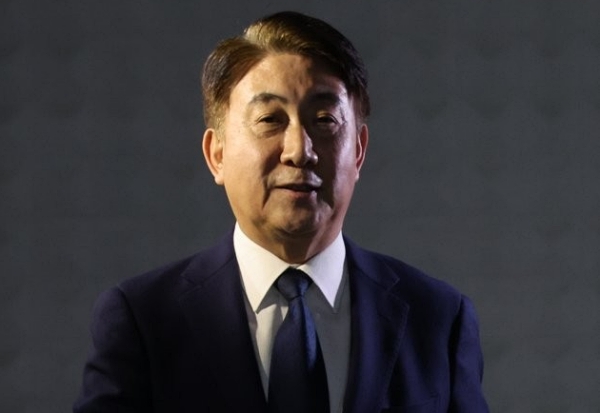 이동관 방송통신위원장 후보자가 8일 오후 정부과천청사 인근에 마련된 인사청문준비단 사무실로 들어가고 있다 (사진=연합뉴스)