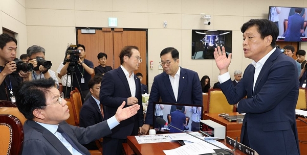 이동관 방송통신위원회 위원장 후보자 인사청문회 실시계획서 채택의 건 등을 논의하기 위해 10일 오전 서울 여의도 국회에서 열린 과학기술정보방송통신위원회 전체회의에서 조승래 더불어민주당 간사가 장제원 위원장의 회의 진행에 항의하고 있다 (사진=연합뉴스)