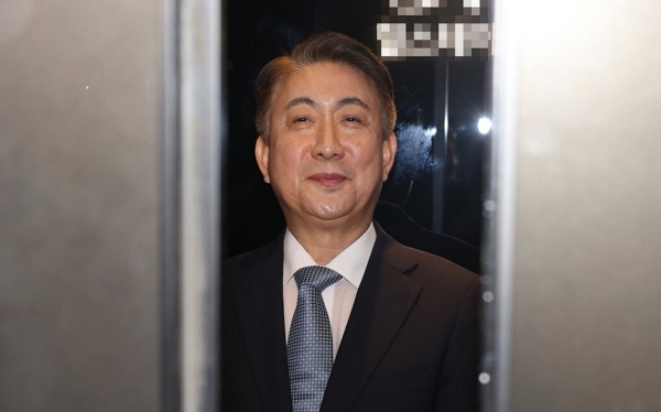 이동관 방송통신위원장 후보자가 1일 청문회 준비 사무실이 마련된 경기도 과천시의 한 오피스텔 건물로 출근, 승강기에 오르는 모습 (사진=연합뉴스)