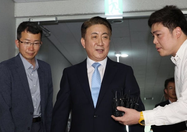 이동관 방송통신위원장 후보자가 4일 과천시 인사청문준비단 사무실로 들어서는 모습 (사진=연합뉴스)