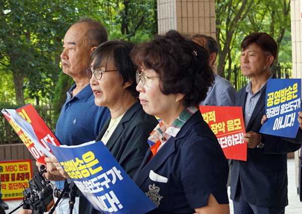 14일 정부과천청사 방송통신위원회 민원실 앞에서 (왼쪽부터)남영진 KBS 이사장, 권태선 방송문화진흥회 이사장, 유시춘 EBS 이사장 등 공영방송 이사들이 윤석열 정부 방송장악 규탄 기자회견을 진행하고 있다 (사진=미디어스)