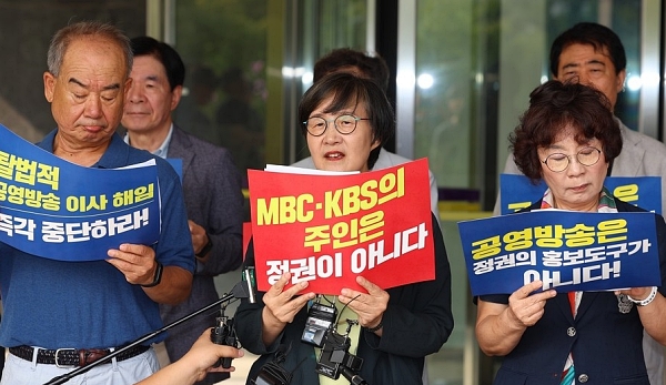 (왼쪽부터)남영진 KBS 이사장, 권태선 방송문화진흥회 이사장, 유시춘 EBS 이사장이 14일 오전 과천정부청사에서 방송통신위원회의 공영방송 이사 해임을 규탄하는 긴급기자회견을 하고 있다 (사진=연합뉴스)