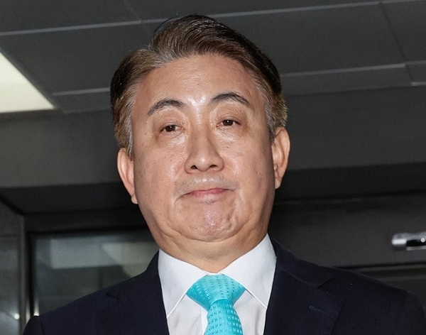 이동관 방송통신위원장 후보자가 정부과천청사 인근에 마련된 인사청문준비단 사무실로 출근하며 취재진 질문을 듣는 모습 (사진=연합뉴스)