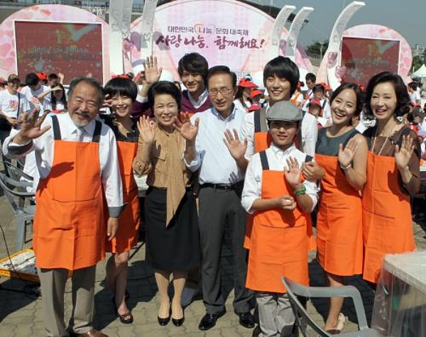 2010년 9월 18일 이명박 대통령과 김윤옥 여사가 마포구 성산동 서울월드컵경기장에서 열린 나눔문화대축제에 참가, KBS 드라마 출연 배우들과 사진 촬영을 하고 있다. (사진=e영상역사관 국가기록사진)