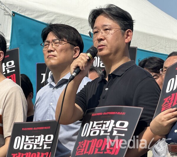 강성원 KBS본부장이 18일 열린 이동관 방통위원장 후보자 사퇴 촉구 기자회견에서 발언을 하고 있다. 오른 쪽은 이호찬 MBC본부장 (사진=미디어스)