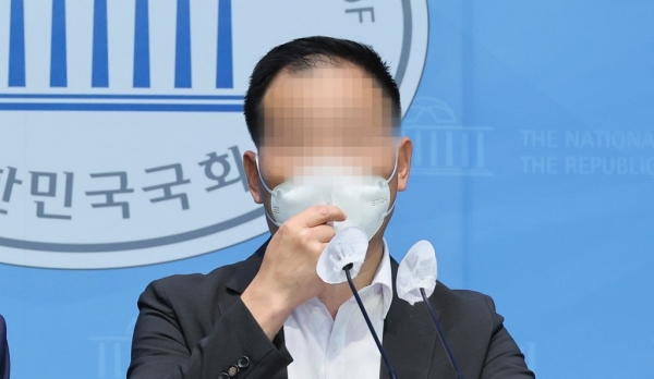이동관 방송통신위원장 후보자에 대한 인사청문회가 열린 18일 이 후보자 아들의 고교 시절 1학년 담임교사가 국회 소통관을 찾아 이 후보자 아들의 학교폭력 의혹에 대한 입장을 밝히고 있다.(사진=연합뉴스)