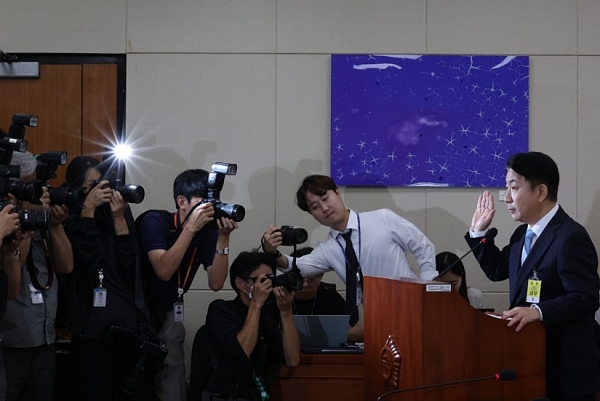 이동관 방송통신위원장 후보자가 18일 국회에서 열린 인사청문회에서 선서하고 있다 (사진=연합뉴스)