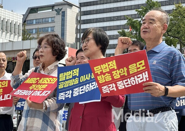 왼쪽부터 유시춘 EBS 이사장, 권태선 전 방문진 이사장, 남영진 전 KBS 이사장이 21일 용산 대통령실 앞에서 열린 기자회견에서 구회를 외치고 있다.(사진=미디어스)