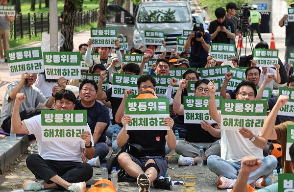 21일 정부과천청사 앞에서 열린 '윤석열 정권 언론장악 저지 야 4당 공동대책위원회'(대책위) 및 전국언론노동조합 집회에서 참가자들이 구호를 외치고 있다.(사진=연합뉴스)