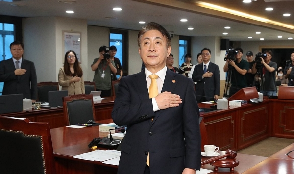 이동관 신임 방송통신위원장이 28일 오전 정부과천청사 내 방송통신위원회에서 열린 취임 후 첫 전체회의에 참석해 국기에 경례하고 있다 (사진=연합뉴스)