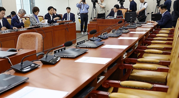 31일 국회에서 여당 의원들이 불참한 가운데 과학기술방송통신위원회 회의가 열리고 있다 ()