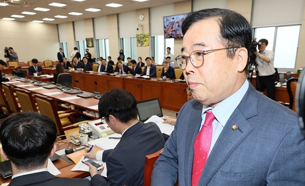 지난 6월 26일 오후 국회에서 열린 과학기술정보방송통신위원회 전체회의에서 박성중 여당 간사가 산회를 선포한 뒤 회의장을 나서는 모습 (사진=연합뉴스)