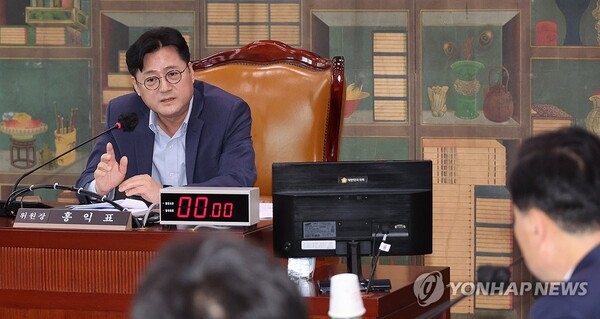 ​ 1일 국회 문화체육관광위원회에서 홍익표 위원장이 전체회의를 진행하고 있다 (사진=연합뉴스)