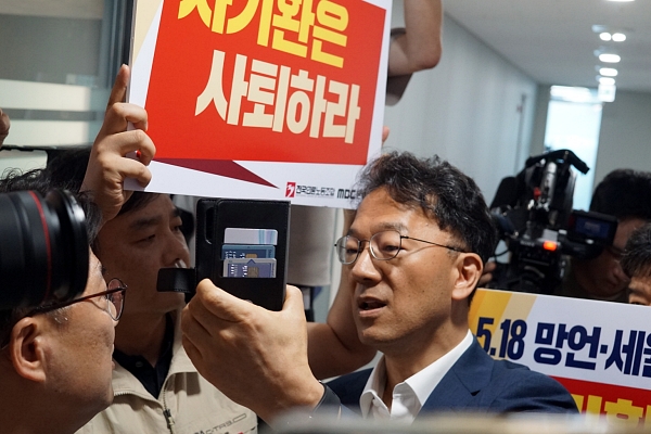 5일 서울 상암동에서 열린 방송문화진흥회 정기이사회에 차기환 이사가 첫 출근하고 있다. 차 이사는 MBC 구성원들의 규탄 시위에 스마트폰 카메라를 켜고 촬영을 진행하는 모습을 보였다 (사진=미디어스)