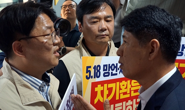 5일 서울 상암동에서 열린 방송문화진흥회 정기이사회에 김성근 이사가 첫 출근하고 있다. 김 이사는 MBC 본부장 시절 법인카드 5천만원 부당사용 후 변제 사실에 대해 전면 부인했다 (사진=미디어스)