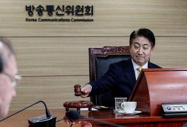 이동관 신임 방송통신위원장이 28일 오전 정부과천청사 내 방송통신위원회에서 열린 취임 후 첫 전체회의에 참석해 개의를 알리는 의사봉을 두드리고 있다 (사진=연합뉴스)