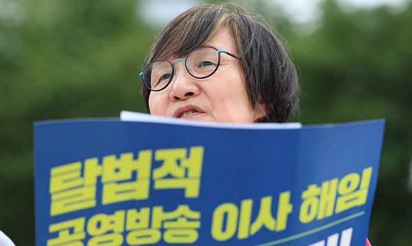 방송문화진흥회 권태선 전 이사장이 21일 오후 서울 용산대통령직무실 앞에서 기자회견을 열고 윤석열 대통령의 공영방송 장악 중단을 촉구하며 기자회견을 하고 있다 (사진=연합뉴스) 