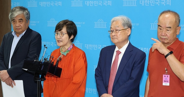 11일 국회에서 (왼쪽부터)한상혁 전 방송통신위원장, 권태선 방송문화진흥회 이사장, 정연주 전 방송통신심의위원장, 남영진 전 KBS 이사장 등이  '해직 방송 기관장' 긴급 기자회견을 하고 있다 (사진=연합뉴스)