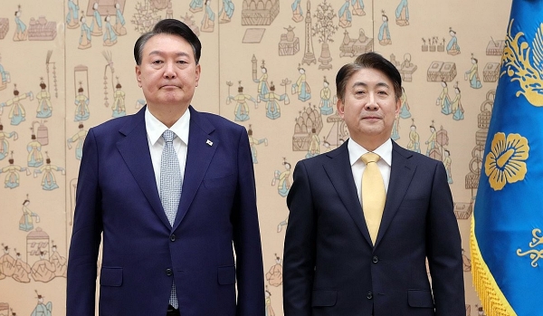 윤석열 대통령과 이동관 방송통신위원장 (사진=연합뉴스)