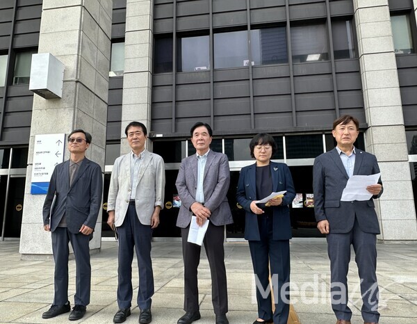 왼쪽부터 정재권, 이상요, 김찬태, 조숙현, 류일형 KBS 이사들이 12일 KBS 본관 앞에서 '김의철 사장 해임 제청안 의결 강행 항의' 기자회견을 진행하고 있다.(사진=미디어스)