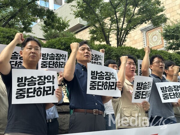 왼쪽부터 강성원 KBS본부장, 윤창현 언론노조 위원장, 전대식 언론노조 수석부위원장, 이호찬 MBC본부장이 11일 열린 '이동관 사퇴촉구' 기자회견에서 구호를 외치고 있다.(사진=미디어스)