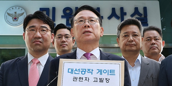 국민의힘 윤두현 미디어정책조정특위 위원장(가운데), 김장겸 가짜뉴스·괴담방지특위 위원장(오른쪽) 등이 7일 서울 종로구 서울지방경찰청에 뉴스타파 '김만배 음성파일' 보도 관계자들을 고발하는 모습 (사진=연합뉴스)