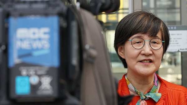 권태선 방송문화진흥회(방문진) 이사장이 지난 11일 서울 마포구 방문진 사무실로 향하기 전 취재진을 만나 입장을 밝히는 모습. 이날 서울행정법원 행정5부(김순열 부장판사)는 권 이사장이 방송통신위원회(방통위)를 상대로 낸 해임 처분 집행정지 신청을 인용했다 (사진=연합뉴스)