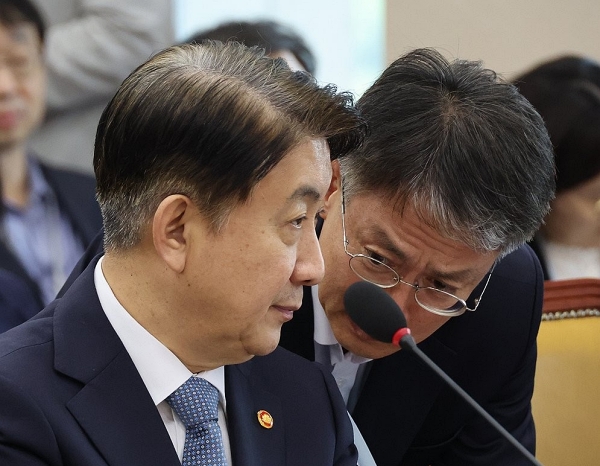 지난 6일 국회 과학기술정보방송통신위원회 전체회의에 출석한 이동관 방송통신위원장에게 배중섭 기획조정관이 보고하고 있다 (사진=연합뉴스)