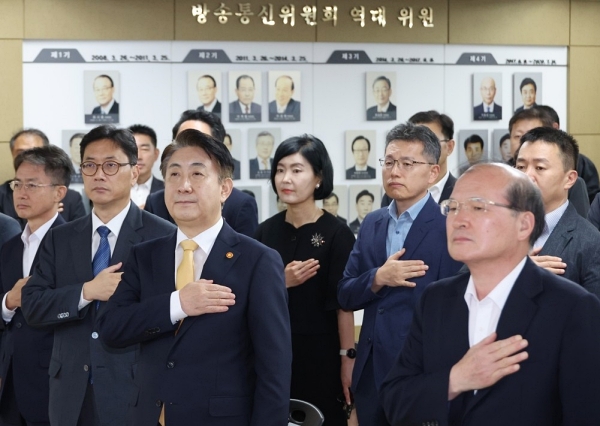 방송통신위원회 이동관 위원장(가운데)이 지난달 28일 정부과천청사에서 열린 취임식에서 방통위 공무원들과 함께 국기에 경례하고 있다 (사진=연합뉴스)