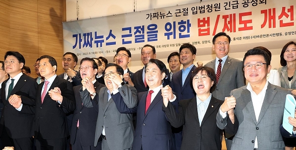 이동관 방송통신위원장이 19일 국회에서 열린 가짜뉴스 근절 입법청원 긴급공청회에서 참석자들과 기념촬영을 하고 있다. 오른쪽부터 국민의힘 대선 공작 게이트 진상조사단 유의동 단장, 조수진 의원, 이동관 위원장, 박성중 의원, 정우택 국회부의장, 박대출 정책위의장, 장제원 의원 (사진=연합뉴스)