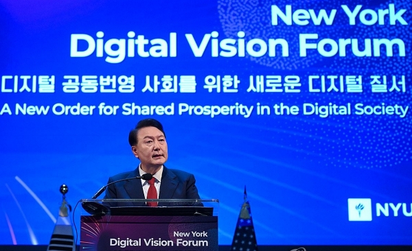 윤석열 대통령이 21일(현지시간) 뉴욕대학교에서 열린 '뉴욕 디지털 비전 포럼'에서 기조연설을 하는 모습. 윤 대통령은 이날 "가짜뉴스 확산을 방지 못 한다면 자유민주주의가 위협받고, 시장경제가 위협받게 되며, 미래와 미래세대의 삶 또한 위협받게 된다"고 말했다. (사진=연합뉴스)