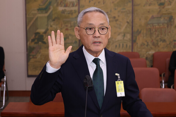 유인촌 문화체육관광부 장관 후보자가 5일 국회에서 열린 인사청문회에서 선서하고 있다.(사진=연합뉴스)