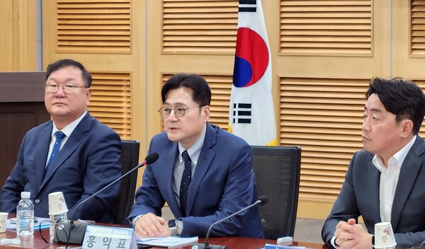 5일 민주당 민생경제위기책위원회가 국회 의원회관에서 개최한  'R&D 예산, 현장의 목소리를 듣다' 토론회. 홍익표 민주당 원내대표가 발언하고 있다. (사진=미디어스)