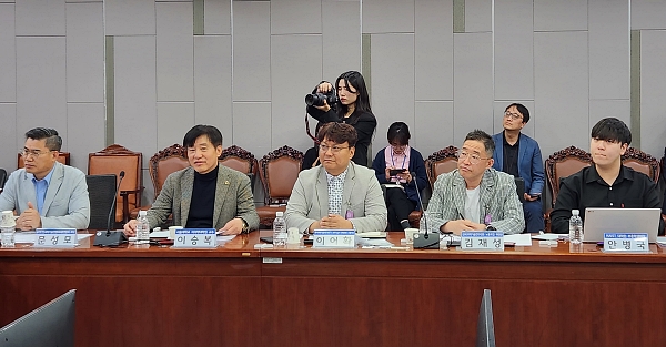 5일 민주당 민생경제위기책위원회가 국회 의원회관에서 개최한  'R&D 예산, 현장의 목소리를 듣다' 토론회. (왼쪽부터) 문성모 출연연과학기술인협의회총연합회장, 이승복 서울대 치의학대학원 교수, 이어확 국가과학기술바로세우기 과학기술계 연대회의 공동대표, 김재성 전국과학기술연구전문노동조합 위원장, 안병국 KAIST 대학원 부총학생회장 (사진=미디어스)