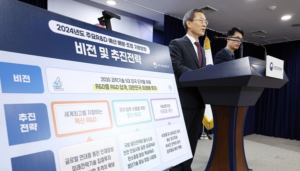 이종호 과학기술정보통신부 장관이 8월 22일 정부서울청사에서 정부 연구·개발(R&D) 제도 혁신방안과 '2024년 국가연구개발사업 예산 배분·조정 결과를 발표하고 있다(사진=연합뉴스)