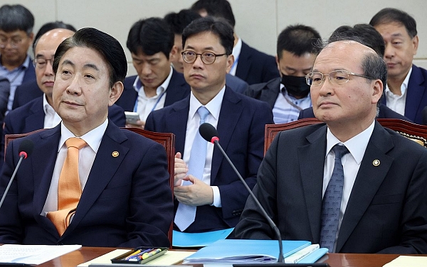 방송통신위원회 이동관 위원장과 이상인 부위원장이 국회 과학기술정보방송통신위원회 전체회의에 출석한 모습 (사진=연합뉴스)