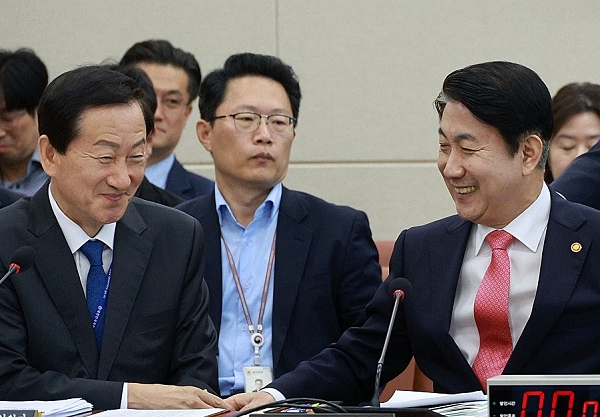 이동관 방송통신위원회 위원장(오른쪽)과 류희림 방송통신심의위원장이 10일 국회에서 열린 과학기술정보방송통신위원회 국정감사에 참석해 서로 인사를 나누고 있다 (사진=연합뉴스)