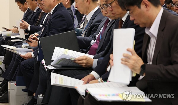 11일 오후 세종시 정부세종청사에서 열린 국회 과학기술정보방송통신위원회의 과학기술정보통신부, 우정사업본부 등에 대한 국정감사에서 배석자들이 이종호 과학기술정보통신부 장관이 의원 질의에 답변하던 중 분주하게 자료를 검토하고 있다.(연합뉴스)