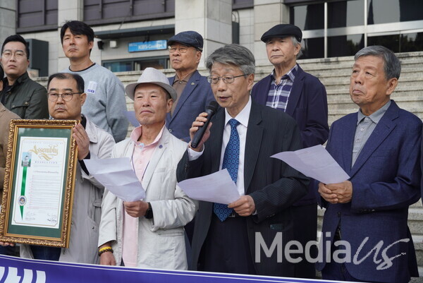 장시환 5.18민주화운동 서울기념사업회 회장이 12일 KBS 본관 앞에서 열린 '이동욱 임명 철회' 기자회견에서 발언을 하고 있다. (사진=언론노조)