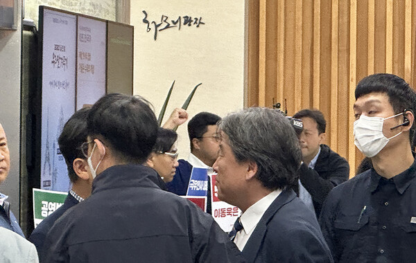 보궐이사 이동욱 전 월간조선 기자가 13일 KBS 이사회에 참석하는 모습(미디어스)